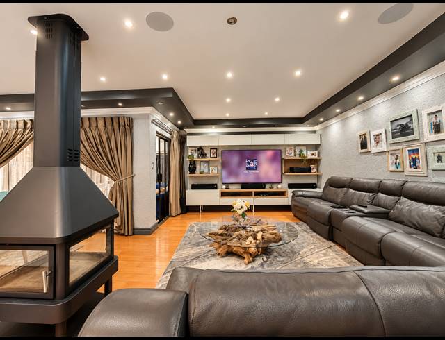 3 BEDROOM TOWNHOUSE FOR SALE IN VANDERBIJLPARK SW 5